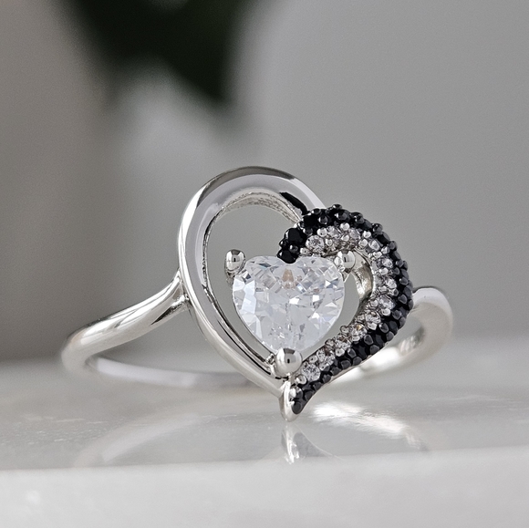 Black and White Heart ring, 925 Sterling Silver Charmed Aroma Size 7 - Picture 4 of 6